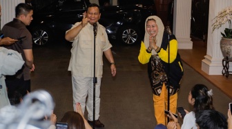 Ketua Umum Partai Gerindra Prabowo Subianto (kiri) bersama dengan Politisi sekaligus putri dari Presiden ke-4 Abdurrahman Wahid atau Gus Dur, Yenny Wahid (kanan) saat konferensi pers di kediaman Prabowo di Kertanegara, Jakarta, Rabu (6/9/2023). [Suara.com/Alfian Winanto]