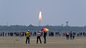 Orang-orang menyaksikan roket PSLV XL yang membawa pesawat ruang angkasa Aditya-L1 lepas landas dari Satish Dhawan Space Center di Sriharikota, India,  Sabtu (2/9/2023). [R. Satish BABU / AFP]