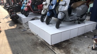 Tergeletak di Dekat Showroom Motor Bekas, Bau Anyir Darah Korban Pembunuhan di Koja Masih Tercium