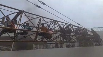 Evakuasi Penumpang KM Mutiara Berkah I Terbakar Dramatis, Dilakukan Menggunakan Crane