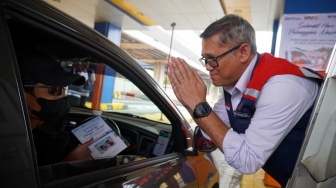 Hari Pelanggan Nasional, Hutama Karya Beri Cendera Mata Bagi Pengguna Tol Trans Sumatra dan Tol JORR S