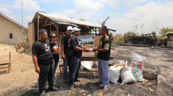 Relawan Petani Tebu Bersatu Galang Dana dan Bantu Korban Kebakaran di Lampung Tengah