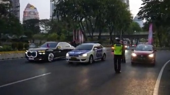 Hampir Terserempet Iring-iringan Delegasi Laos, Mobil Patwal yang Diteriaki Polisi Goblok Mau Amankan Jalan Jokowi