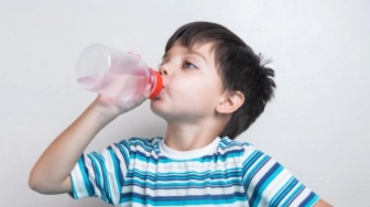 6 Cara Mudah Mengajak Anak untuk Rajin Minum Air Putih