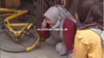 Tragis! Anak Tewas Terlindas Truk Gegara Pesepeda Lawan Arah, Ibunya Nangis Histeris