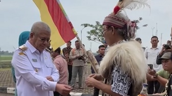 Tiba di Pontianak, Harisson PJ Gubernur Kalbar Disambut Tradisi Melayu dan Dayak