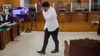 Terdakwa kasus penganiayaan David Ozora, Shane Lukas menangis saat menjalani sidang putusan di Pengadilan Negeri Jakarta Selatan, Jakarta, Kamis (7/9/2023). [Suara.com/Alfian Winanto]