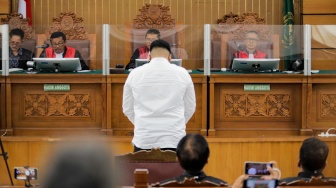 Terdakwa kasus penganiayaan David Ozora, Shane Lukas menangis saat menjalani sidang putusan di Pengadilan Negeri Jakarta Selatan, Jakarta, Kamis (7/9/2023). [Suara.com/Alfian Winanto]