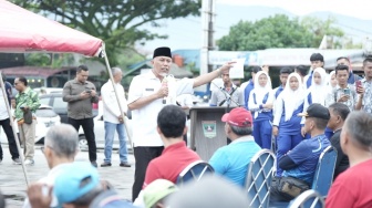Gubernur Sumbar Janji Umrahkan Nelayan Pengumpul Sampah Terbanyak di Pantai Padang