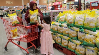 Pengunjung membeli beras Stabilisasi Pasokan dan Harga Pangan (SPHP) di ritel modern, Lotte Grosir Pasar Rebo, Jakarta Timur, Jumat (8/9/2023). [Suara.com/Alfian Winanto]