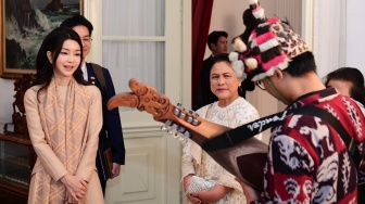 Presiden Korea Selatan Kunjungi Jokowi di Istana Merdeka, Kecantikan Ibu Negaranya Bikin Salfok!