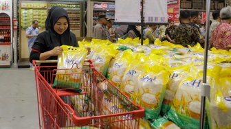 Pengunjung membeli beras Stabilisasi Pasokan dan Harga Pangan (SPHP) di ritel modern, Lotte Grosir Pasar Rebo, Jakarta Timur, Jumat (8/9/2023). [Suara.com/Alfian Winanto]