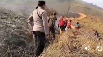 Keterlaluan! Gunung Bromo Kebakaran Gegara Nyalakan Flare untuk Prewedding