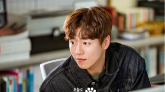 Lee Hyun Woo Sembunyikan Rahasia dalam Still Cut 'A Good Day to Be a Dog'