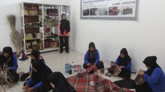 350 Perempuan di Desa Pantai Cermin Kanan Jadi Perajin Anyaman Pandan