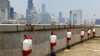 Alat penyemprot kabut udara (water sprayer) terpasang di atap Gedung Kantor Wali Kota Jakarta Pusat, Jumat (8/9/2023). [Suara.com/Alfian Winanto]