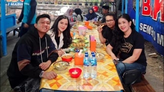 Denny Caknan Makan di Warung Soto Milik Mertua, Kecantikan Ibu Bella Bonita Disorot