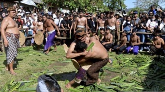 Ritual Adat Bali Perang Pandan, Sebagai Penghormatan Kepada Dewa Indra