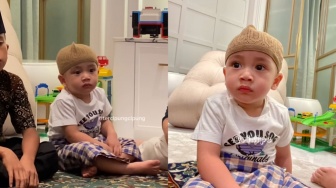 Rayyanza Duduk Anteng selama Pengajian, Sukses Bikin Gemas Netizen
