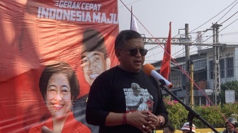 Sekjen PDIP Senam Bareng Warga di Jakpus hingga 'Door to Door' Tempelkan Stiker Ganjar
