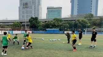 30 Atlet Muda Ocean Stars Soccer Club Dapat Coaching Clinic Sepak Bola dari Borussia Dortmund