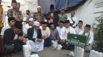 Momen Anies-Muhaimin Berziarah Ke Makam Ketua PBNU Pertama