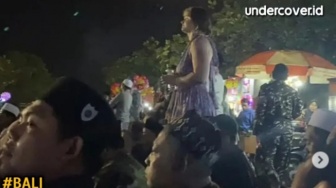 Bule di Kuta Ikut Selawat Akbar Jadi Viral Karena Penampilannya Ini