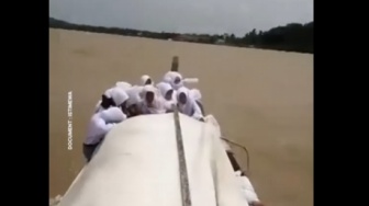 Detik-detik Pelajar di Karimun Naik Perahu Saat Angin Kencang tanpa Life Jacket