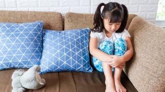 6 Langkah Efektif Mendidik Anak yang Introvert, Orang Tua Harus Paham!