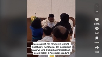 Penuh Haru, Momen Ibu Muslim Antar Anak Jadi Imam Gereja Katolik di Keuskupan Bandung Viral
