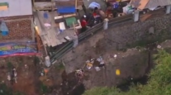 Miris! Aksi Warga Cimahi Buang Sampah di Sungai Cipoteng Viral di Media Sosial