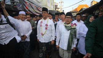 Bacapres Anies Baswedan (tengah) dan Bacawapres Muhaimin Iskandar (kanan) berjalan menuju Makam Sunan Ampel di Surabaya, Jawa Timur, Sabtu (9/9/2023). [ANTARA FOTO/Moch Asim/Spt]