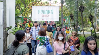 Pengunjung saat acara Pasar Belanda di Kompleks Erasmus Huis, Jakarta, Minggu (10/9/2023). [Suara.com/Alfian Winanto]