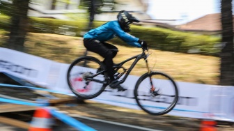 Pembalap sepeda melaju saat berusaha melewati lintasan dalam kejuaraan Gajahmungkur Ultimate Urban Downhill 2023 di Bendungan, Semarang, Jawa Tengah, Minggu (10/9/2023). [ANTARA FOTO/Makna Zaezar/YU]