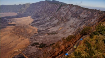 Foto udara kendaraan melintas di ruas jalan di kawasan Gunung Bromo, Lumajang, Jawa Timur, Sabtu (9/9/2023). [ANTARA FOTO/Muhammad Mada/Spt]
