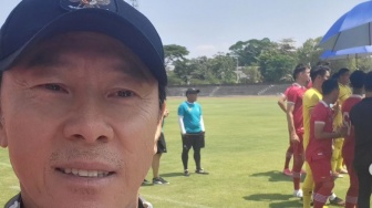 Shin Tae-yong Mendadak Selfie saat Latihan Bareng Timnas Indonesia U-23, Efek Menang Besar 9-0 atas Taiwan?