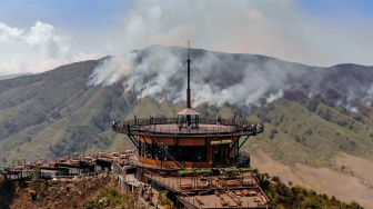 Perjuangan Berat Relawan Padamkan Api di Sekitar Kawasan Gunung Bromo