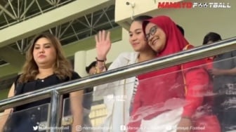 Nonton Pratama Arhan, Momen Azizah Salsha Nempel ke Ibu Mertua Jadi Gunjingan: Tuh Kan Deket dan Sayang