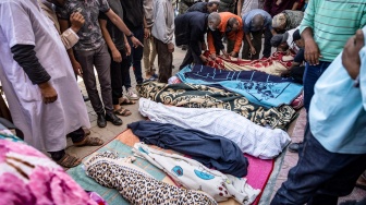 Warga berduka di depan jenazah korban gempa di Moulay Brahim, provinsi Al Haouz, Maroko, Sabtu (9/9/2023). [FADEL SENNA / AFP]