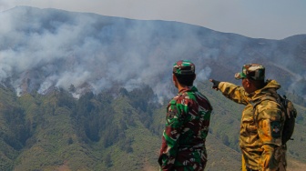 Asap Kebakaran Masih Terlihat di Gunung Bromo