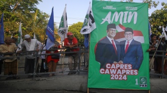 Warga menunggu kedatangan Bacapres Anies Baswedan dan Bacawapres Muhaimin Iskandar di sekitar kawasan Makam Sunan Ampel di Surabaya, Jawa Timur, Sabtu (9/9/2023). [ANTARA FOTO/Moch Asim/Spt]