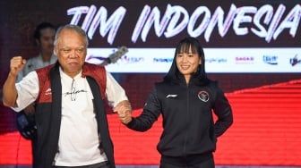 Chef de Mission (CdM) Tim Indonesia di Asian Games 2022 Basuki Hadimuljono (kiri) berjalan bersama Atlet Renang Angel Gabriella Yus (kanan) saat peluncuran seragam Ofisial Tim Indonesia untuk Asian Games 2022 di Kantor Komite Olimpiade Indonesia (KOI) di Jakarta, Sabtu (9/9/2023). [ANTARA FOTO/M Risyal Hidayat/Spt]