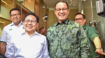 Ketua Umum Partai Kebangkitan Bangsa (PKB) Muhaimin Iskandar menyambut kedatangan bakal Calon Presiden dari koalisi Perubahan untuk Persatuan (KPP) Anies Baswedan saat berkunjung ke DPP PKB, Jakarta, Senin (11/9/2023). [Suara.com/Alfian Winanto]