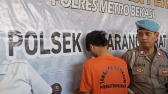 Mandikan Mayat Mega usai Tewas Digorok, Suami Nangis di Depan Polisi: Saya Masih Cinta Istri Saya