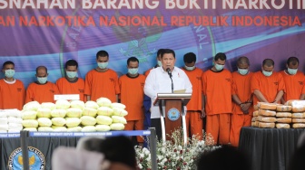 Kepala Badan Narkotika Nasional Republik Indonesia (BNN RI), Komjen Pol Petrus Reinhard Golose (tengah) bersama jajaran menunjukan barang bukti narkotika yang ditampilkan dalam rilis kasus di Lapangan Kantor BNN RI, Jakarta, Selasa (11/9/2023). [Suara.com/Alfian Winanto]