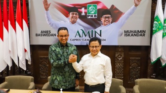 Ketua Umum Partai Kebangkitan Bangsa (PKB) Muhaimin Iskandar bersama dengan bakal Calon Presiden dari koalisi Perubahan untuk Persatuan (KPP) Anies Baswedan saat berkunjung ke DPP PKB, Jakarta, Senin (11/9/2023). [Suara.com/Alfian Winanto]