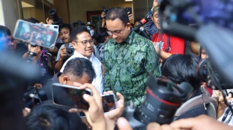 Ketua Umum Partai Kebangkitan Bangsa (PKB) Muhaimin Iskandar menyambut bakal Calon Presiden dari koalisi Perubahan untuk Persatuan (KPP) Anies Baswedan saat berkunjung ke DPP PKB, Jakarta, Senin (11/9/2023). [Suara.com/Alfian Winanto]