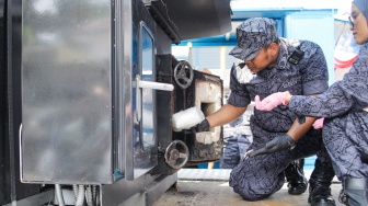 Petugas memasukkan barang bukti narkotika ke mesin pengahancur saat rilis kasus di Lapangan Kantor BNN RI, Jakarta, Selasa (11/9/2023). [Suara.com/Alfian Winanto]