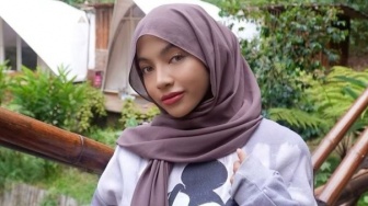 Beredar Foto Wanita Mirip Oklin Fia Berpakaian Terbuka di Kamar Hotel, Jilbab Cuma Buat Konten?