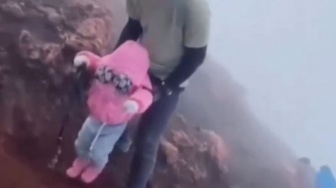 Viral Balita Diajak Mendaki Puncak Gunung Kerinci, Begini Penjelasan Sang Ayah